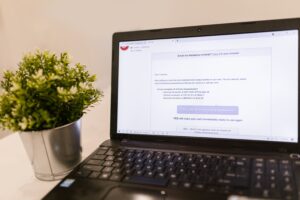 Ordinateur portable affichant une messagerie électronique sur un bureau lumineux