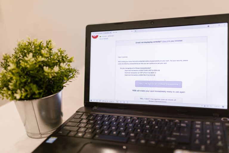 Ordinateur portable affichant une messagerie électronique professionnelle sur un bureau lumineux