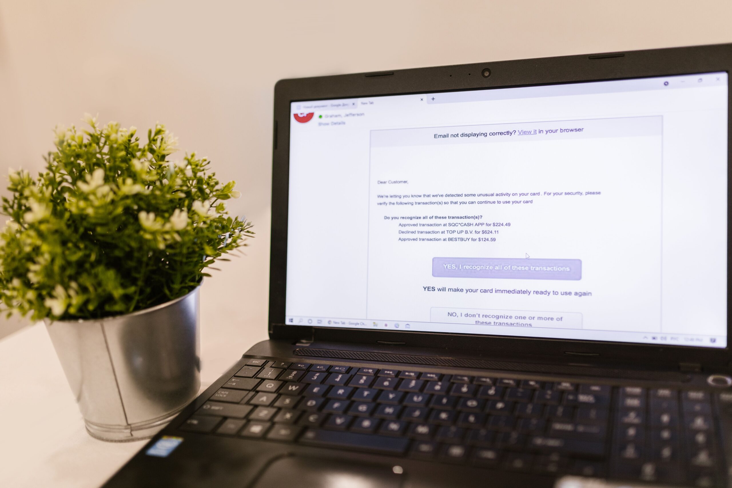 Ordinateur portable affichant une messagerie électronique sur un bureau lumineux
