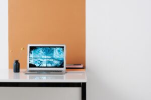 Ordinateur portable présentant un visuel de marketing numérique dans un espace de travail moderne