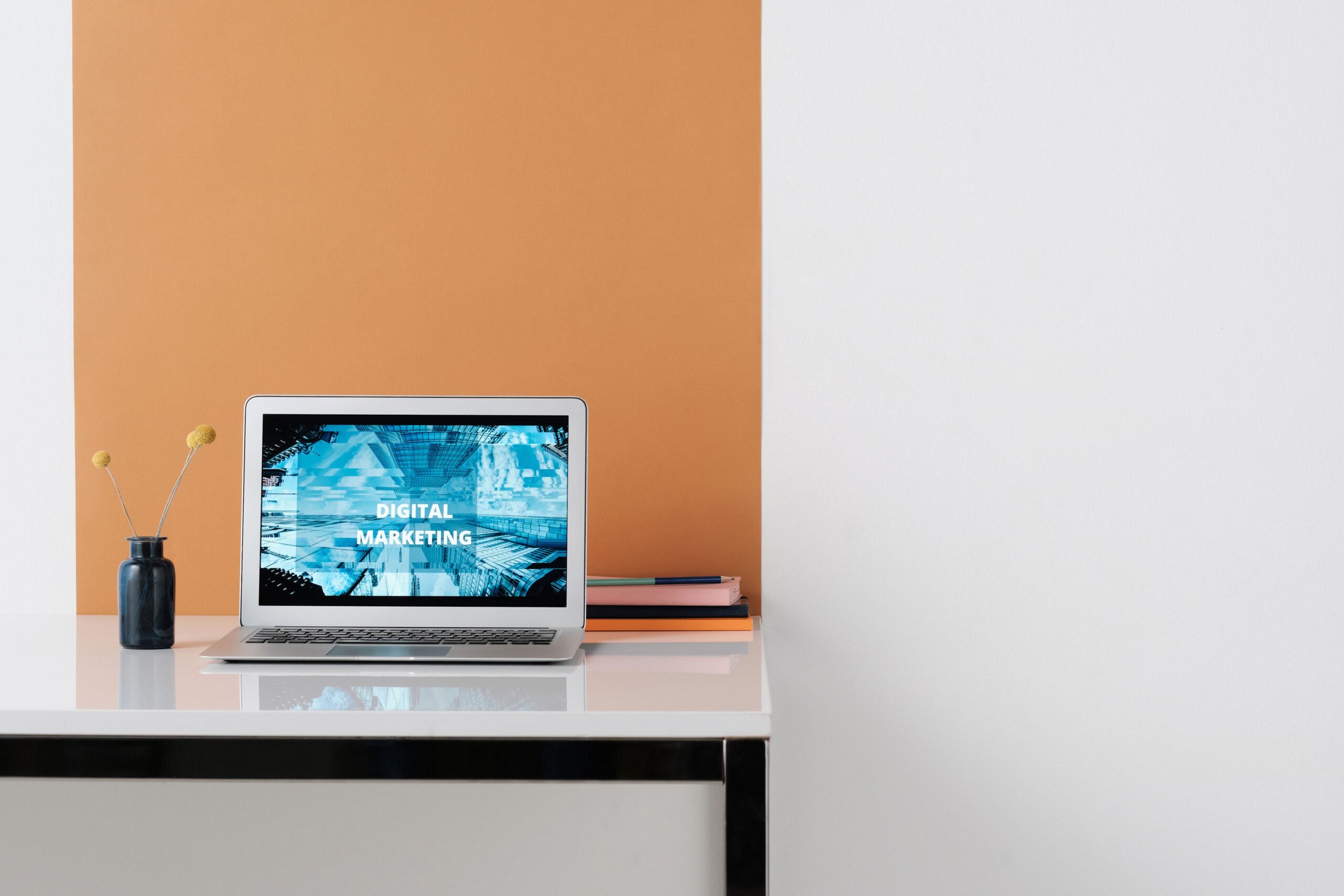 Ordinateur portable présentant un visuel de marketing numérique dans un espace de travail moderne