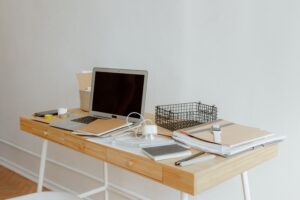 Espace de travail organisé avec ordinateur portable et fournitures de bureau