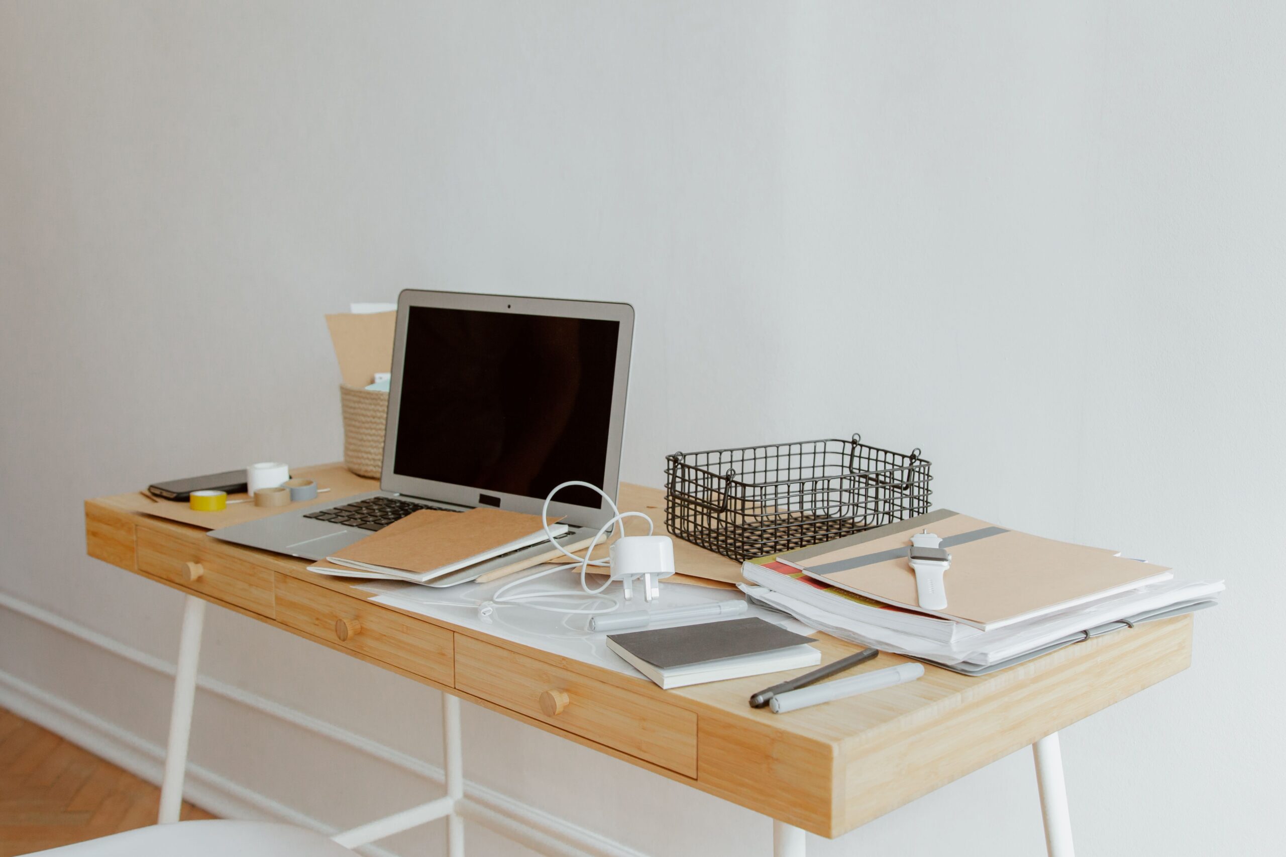 Espace de travail organisé avec ordinateur portable et fournitures de bureau